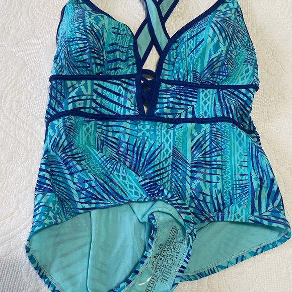 Adore Me - One Piece plunge front with criss cross back. - Picture 3 of 4